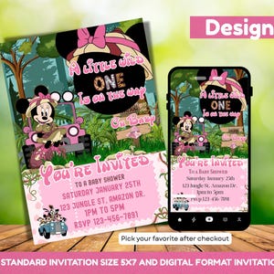 K&ouml;nnte beinhalten: Rosa Babyparty-Einladung mit Minnie Mouse in einem Safari-Jeep. Die Einladung enth&auml;lt den Text "A Little Wild One Is on the Way" und Veranstaltungsdetails. Eine digitale Version wird auf einem Smartphone angezeigt.