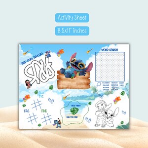 Pu&ograve; includere: Un foglio di attivit&agrave; di 21,6x27,9 cm con un personaggio alieno blu, un labirinto intitolato Help Stitch Find Lilo, un cruciverba, un tris e una sezione da colorare. Il design include fiori tropicali e ukulele su uno sfondo di spiaggia.