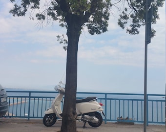 Costa Amalfitana, Escena de playa, Vespa, Decoración azul, Impresión de Italia, Decoración mediterránea, Regalo fotográfico, Decoración italiana, Arte mural, Regalo italiano, Arte