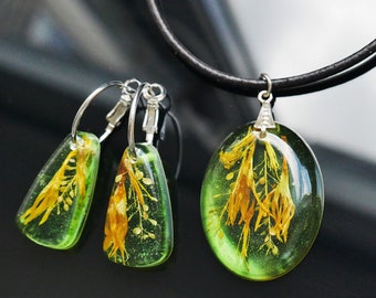 Bohemian green set, green pendant and earrings with real dried flower. Jewelry resin. Handmade jewelry. real flower necklace, green necklace