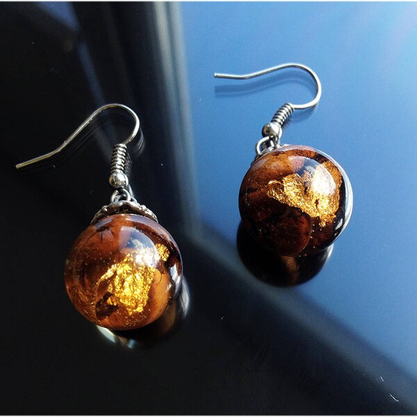 Gold Kaffee. Handgefertigte Schmuck Ohrringe mit echten Kaffeebohnen. Öko-Stil. Schmuck-Harz. Blattgold