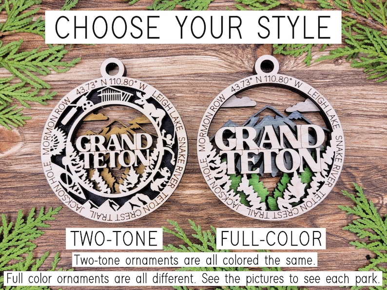 Puede incluir: Dos adornos navide&ntilde;os de madera con un dise&ntilde;o del Parque Nacional Grand Teton. Un adorno es de dos tonos con colores marr&oacute;n y madera natural. El otro adorno es a todo color con colores verde, azul y marr&oacute;n. El texto "Elige tu estilo" est&aacute; en la parte superior de la imagen. El texto "Dos tonos" est&aacute; debajo del adorno de dos tonos. El texto "Color completo" est&aacute; debajo del adorno a todo color. El texto "Los adornos de dos tonos son todos del mismo color. Los adornos a todo color son todos diferentes. Mira las fotos para ver cada parque." est&aacute; en la parte inferior de la imagen.