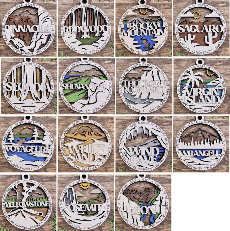 Puede incluir: Doce adornos redondos de madera, cada uno con un parque nacional diferente de los Estados Unidos. Los adornos est&aacute;n pintados con varios colores y detalles, incluyendo monta&ntilde;as, &aacute;rboles, agua y nombres de parques.