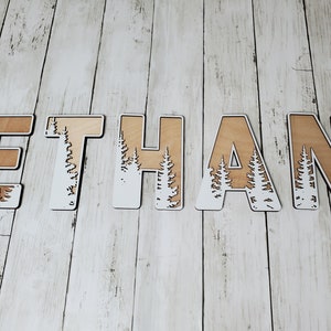 Letrero con nombre de bosque, letras de árboles, regalo para habitación infantil con temática de bosque, decoraciones para guarderías con temática de naturaleza, alfabeto de madera para exteriores, palabras en 3D en capas para acampar