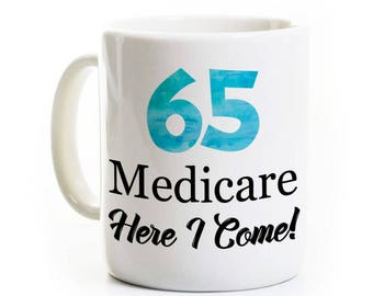 Taza de café personalizada con regalo de cumpleaños número 65, 65 años, Medicare aquí vengo, regalo de broma nacido en 1958, personalizado