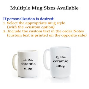 Op de afbeelding: Twee witte keramische mokken, &eacute;&eacute;n met het label "11 oz. ceramic mug" en de andere met "15 oz. ceramic mug." Bovenstaande tekst luidt "Multiple Mug Sizes Available." Er staan ook instructies voor personalisatie.