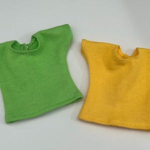 Könnte beinhalten: Zwei schlichte T-Shirts, eines grün und eines gelb.