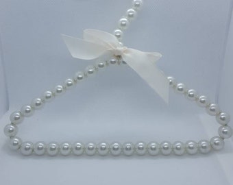 hanger in white pearls