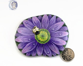 Painted purple daisy, painted flower stone, stone daisy, bumble bee pebble, flower painted rock, daisy rock, garden decor, flower art, bee