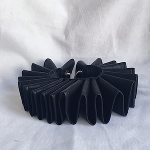 Clown collar // Elizabethan Ruff / black faux leather / vinyl / Zirkus / Pierrot / Narster / Goth / Drag / Club Kid / kinky