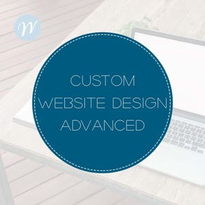 Op de afbeelding: Een blauwe cirkel met witte tekst die "CUSTOM WEBSITE DESIGN ADVANCED" luidt op een witte laptop.