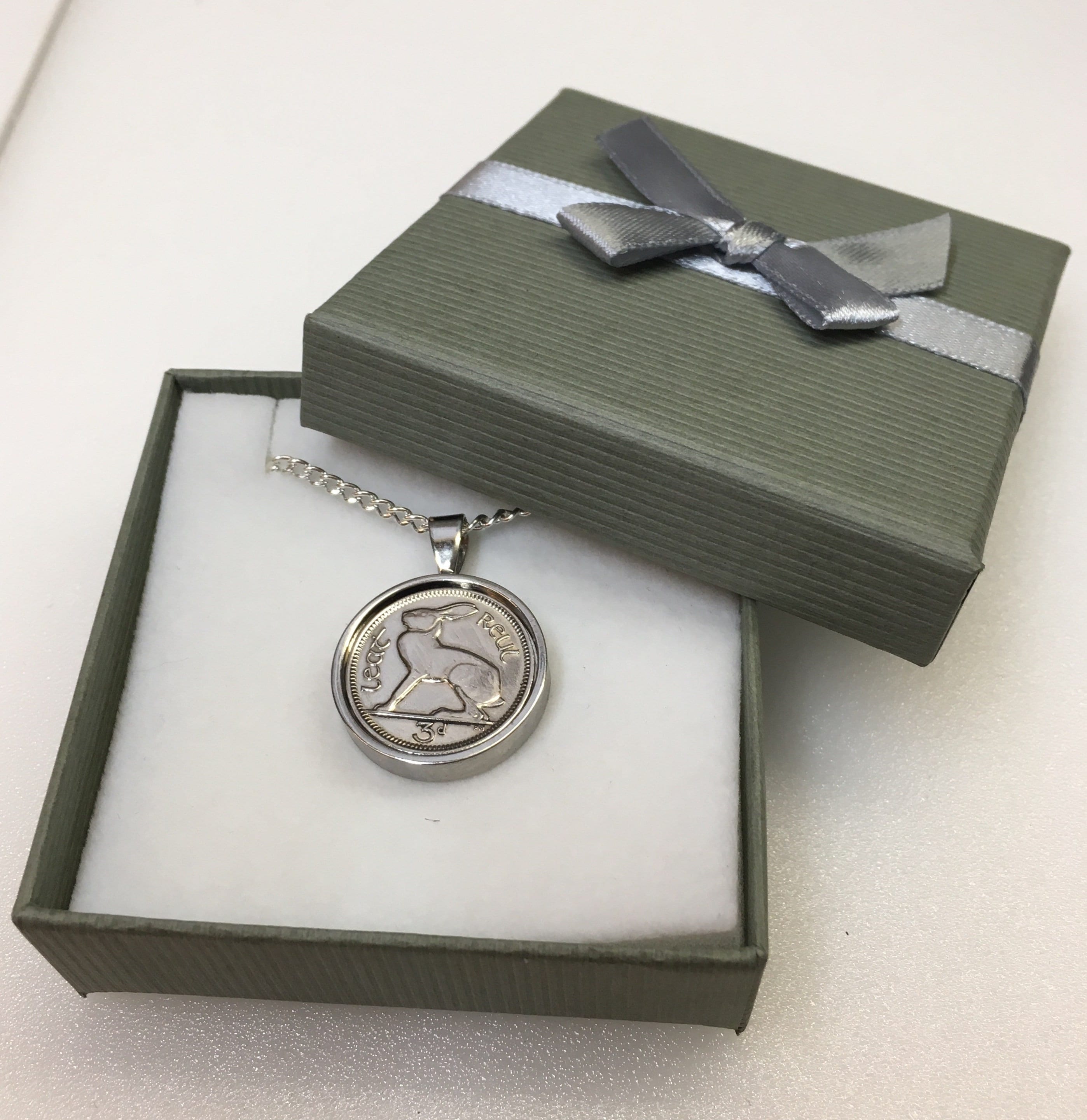 Collana Ciondolo Moneta Irlandese 3D Reul &ndash; Design Lepre &ndash; Treepence Irlanda