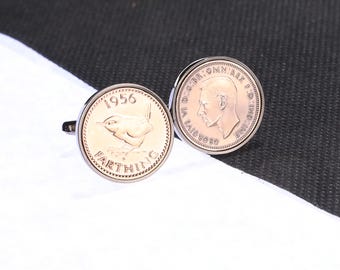 Gemelos con moneda de farthing original de 1956, conmemorativos del 70.º aniversario. Elija el color del metal. Caja cromada o bolsa de terciopelo. CARA Y CRUZ.