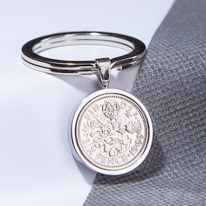 Chaveiro com moeda de seis pence da sorte de 1966, presente para o 60º aniversário - escolha a cor da caixa e a cor do metal.