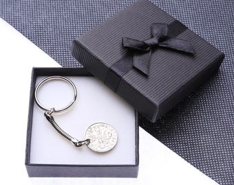 Cadeau 65e verjaardag 1961 Lucky Sixpence-sleutelhanger - doorboord