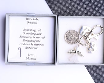 Glückliches Sixpence Brautgeschenk - Bride to be Charm Schlüsselanhänger - Personalisiert