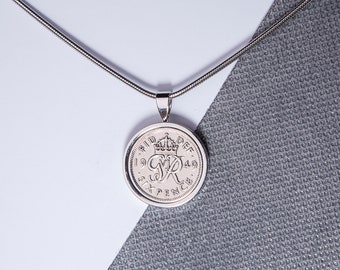 75e anniversaire 1949 Collier porte-bonheur avec pièce de monnaie de six pence - choisissez la couleur de votre métal et la couleur de la boîte