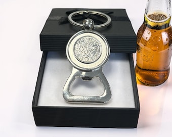 Brelok z otwieraczem do butelek Sixpence z okazji 60. urodzin z 1966 roku