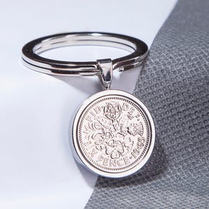 Cadeau du 60e anniversaire 1965 Porte-clés pièce de monnaie Lucky Six pence - choisissez la couleur de la boîte et la couleur du métal