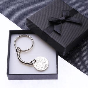 1935 Porte-clés 90e anniversaire avec pièce de six pence - avant la virgule - percé
