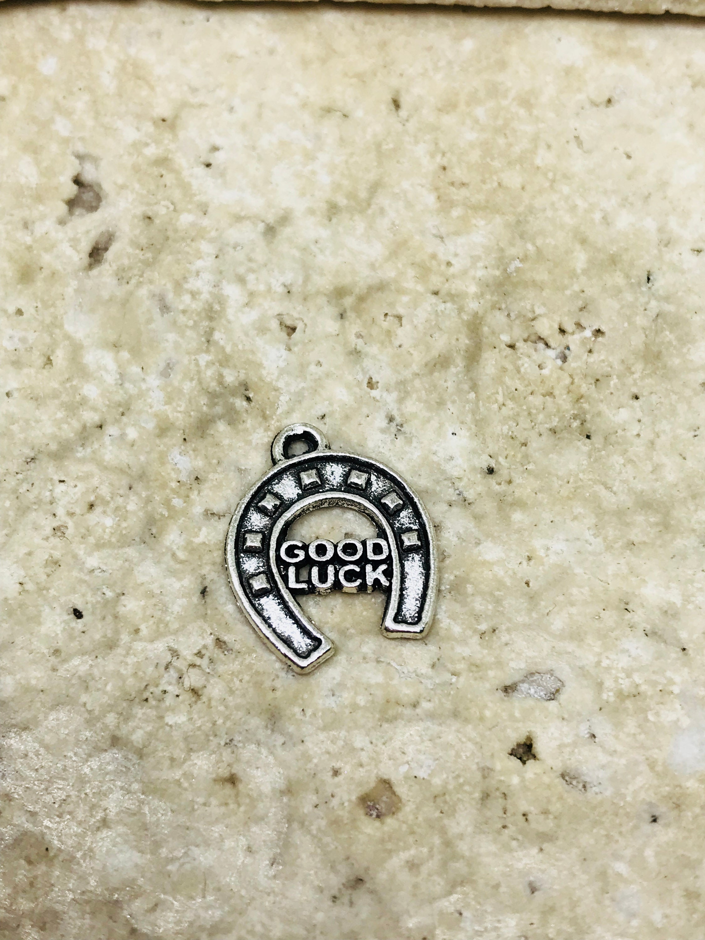 Personalisierte Lucky Sixpence Brautnadel - Viel Glück Charm