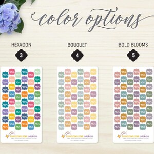 Pode incluir: Tr&ecirc;s folhas de adesivos com diferentes op&ccedil;&otilde;es de cores: Hexagon, Bouquet e Bold Blooms. Cada folha apresenta um padr&atilde;o de adesivos quadrados coloridos. O texto "color options" est&aacute; escrito em it&aacute;lico na parte superior da imagem.