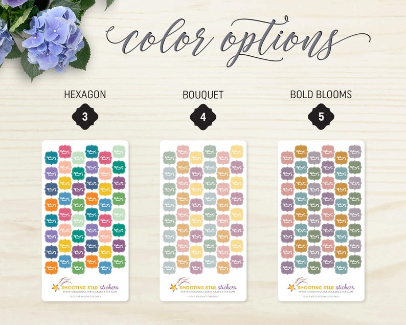 Pode incluir: Tr&ecirc;s folhas de adesivos com diferentes op&ccedil;&otilde;es de cores: Hexagon, Bouquet e Bold Blooms. Cada folha apresenta um padr&atilde;o de adesivos quadrados coloridos. O texto "color options" est&aacute; escrito em it&aacute;lico na parte superior da imagem.