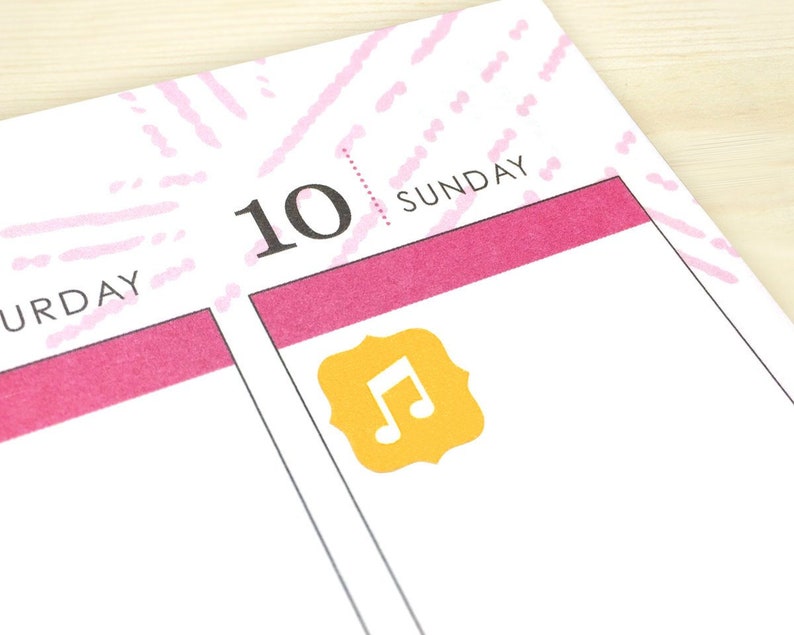 Puede incluir: Primer plano de un planificador semanal con la fecha "10" y la palabra "SUNDAY" escrita encima. Una pegatina amarilla con un icono de nota musical est&aacute; colocada en la secci&oacute;n del domingo.