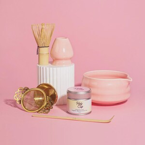 Kit Matcha Completo In Bambù - Frusta, Cucchiaio E Portapennello Rosa Per Cerimonia Del Tè - Foto 14