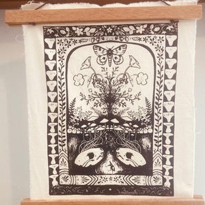 Duża naszywka z recyklingu || czaszki, maki, paprocie, chrząszcze, grzyby, truskawki i ćma || duża naszywka na plecy kurtki || naszywka ekosystemu