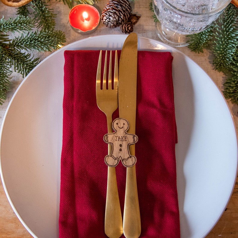 Hombre de jengibre personalizado nombres de lugares de Navidad / decoración de la mesa de la cena decoración del nombre del lugar decoración / decoraciones de mesa de Navidad de madera imagen 4