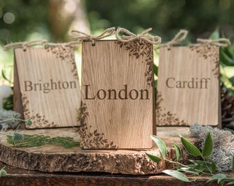 Noms de table en bois, nom de table de mariage, nom de table, nom de table de mariage, mariage rustique, décoration de mariage, mariage, table de mariage