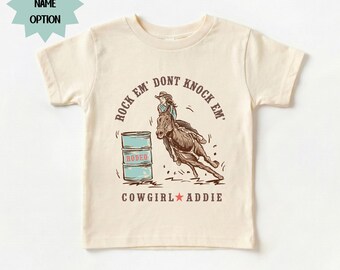 Camiseta de corredora de barriles, camiseta de vaquera, camiseta de rodeo para niñas, camiseta de vaquera con nombre personalizado, camiseta vaquera del oeste, ¡Arriba!, ¡No te quedes atrás!, Primer rodeo