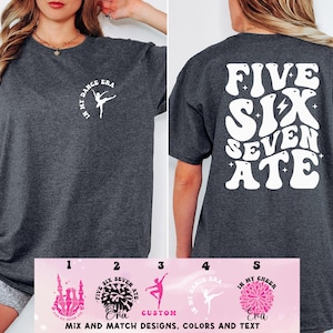 Pode incluir: Cinco designs diferentes para uma camiseta de torcida ou dança. Os designs incluem uma mão com os dedos formando um cinco, um pompom com as palavras "Five Six Seven Ate", uma bailarina, uma bailarina com as palavras "In My Dance Era", e um pompom com as palavras "In My Cheer Era".