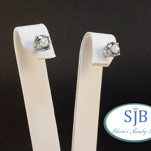Orecchini con topazio blu, orecchini a bottone con topazio blu in oro 14k, orecchini a bottone con topazio blu in oro bianco 14k, orecchini con pietra portafortuna, orecchini a bottone con pietra preziosa blu, #E1759