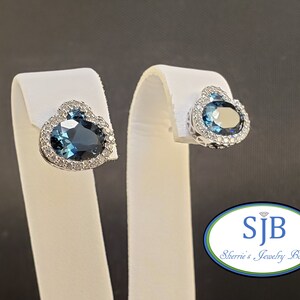 Orecchini con topazio blu, orecchini a bottone con topazio blu 14k, orecchini a bottone con topazio blu in oro bianco 14k, orecchini con pietra portafortuna, orecchini con pietre preziose blu, #E1678