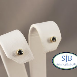 Orecchini con topazio blu, orecchini a bottone con topazio blu in oro giallo 14k, orecchini a bottone con topazio blu incastonato, orecchini a bottone, pietre portafortuna di novembre, #E1575