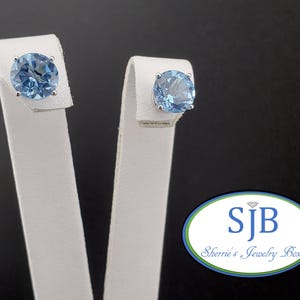 Orecchini a bottone con topazio blu 14k, orecchini a bottone con topazio blu rotondo da 8 mm in oro bianco 14k a 4 punte, orecchini con pietra portafortuna, orecchini con pietra preziosa blu, #E1094