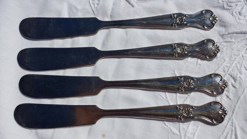 Silver Plated W Monogram with Floral Motif Antique Butter Spreaders Kitchen Utensil Set of 4 The Old Company Plate Stamped
