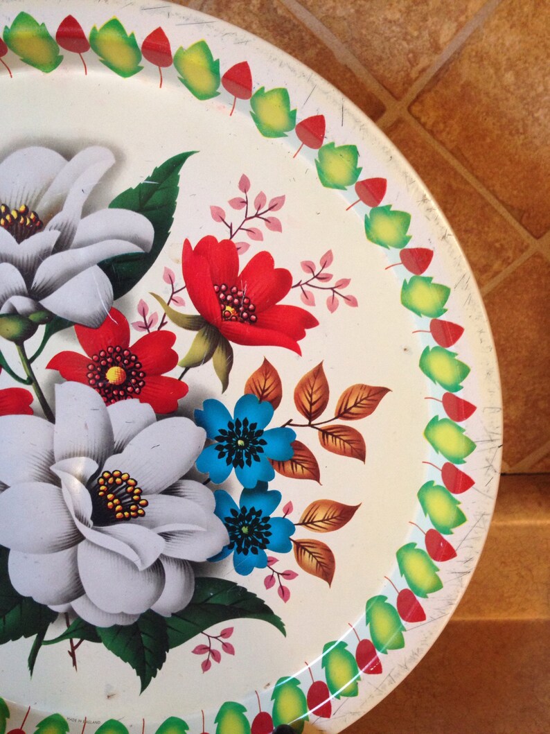 Round Metal Tray with Flower Motif by Elite Vintage Kitchen Decor Great Party Food Serving Tray