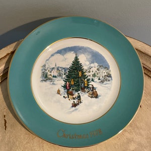 Vintage Avon Plate ~ Trimming the Tree ~ Christmas 1978