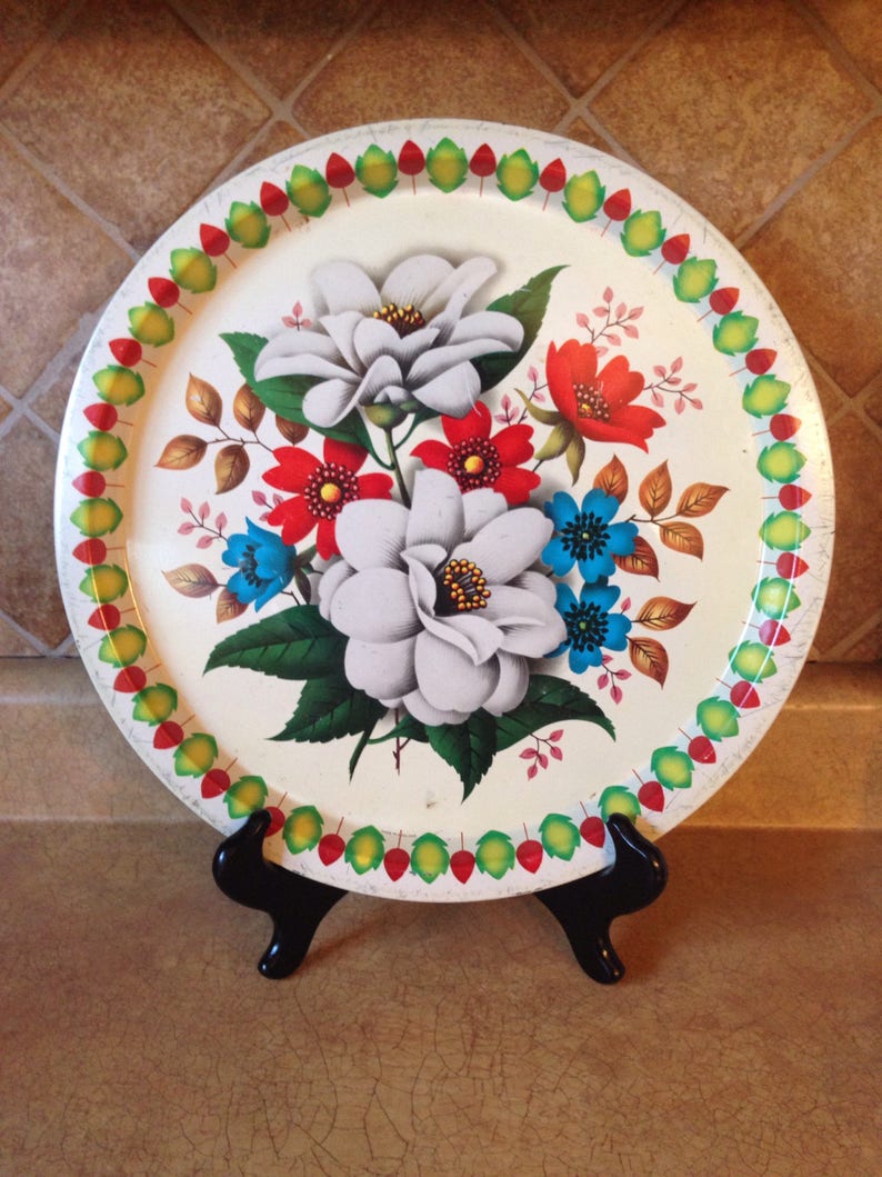 Round Metal Tray with Flower Motif by Elite Vintage Kitchen Decor Great Party Food Serving Tray