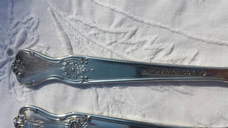 Silver Plated W Monogram with Floral Motif Antique Butter Spreaders Kitchen Utensil Set of 4 The Old Company Plate Stamped