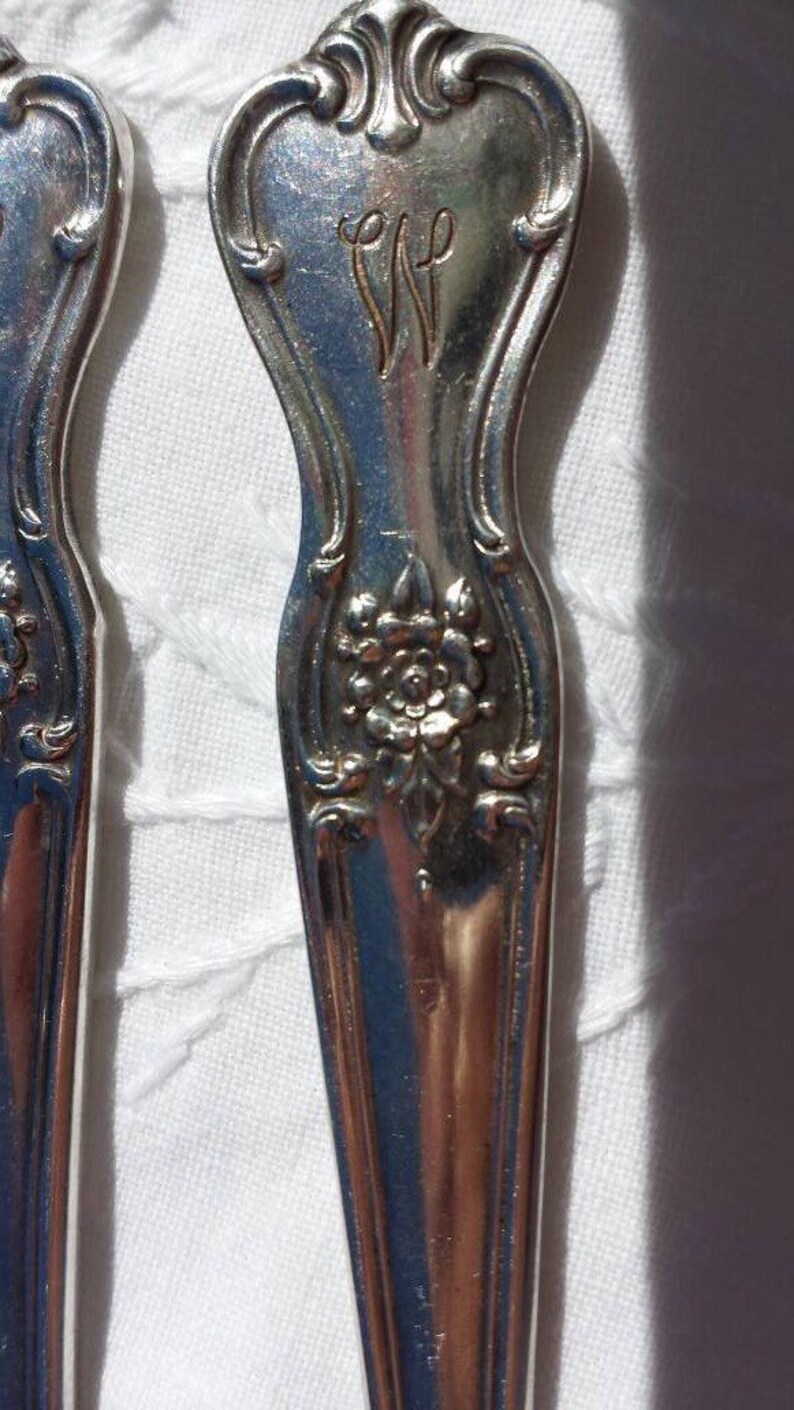 Silver Plated W Monogram with Floral Motif Antique Butter Spreaders Kitchen Utensil Set of 4 The Old Company Plate Stamped