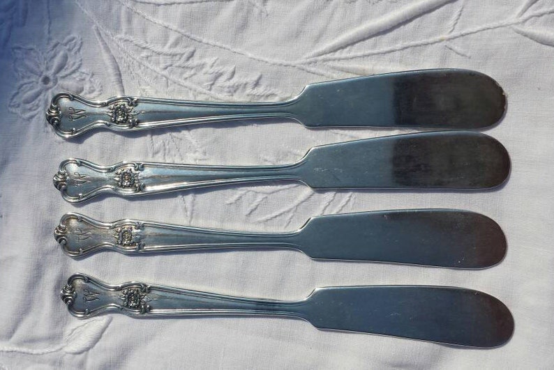 Silver Plated W Monogram with Floral Motif Antique Butter Spreaders Kitchen Utensil Set of 4 The Old Company Plate Stamped