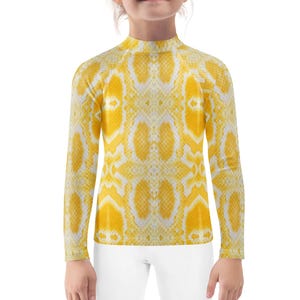 Könnte beinhalten: Ein gelb-weiß gemustertes Langarmshirt mit Stehkragen. Das Shirt hat ein schlangenähnliches Design und wird von einer Person getragen. Die Person trägt eine weiße Hose.