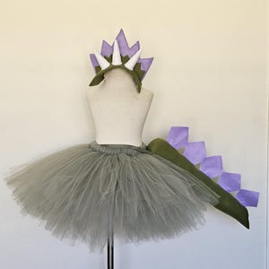 Saia tutu de dinossauro com faixa na cabeça e cauda, fantasia de dinossauro para aniversário, presente de cauda de dinossauro, faixa de cabeça de dinossauro verde oliva, roxo claro