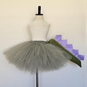 Saia tutu de dinossauro com cauda (faixa de cabeça não incluída) Fantasia de cauda de dinossauro Presente de aniversário de dinossauro Verde oliva com roxo claro