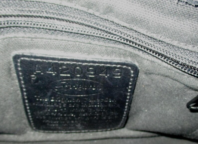 Bolso de mano vintage Brighton Pebble de piel negra y cocodrilo marrón. imagen 6