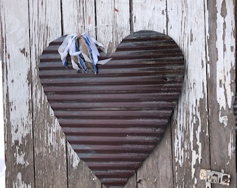 Corazón de hojalata corrugada oxidada / Corazón de hojalata grande / Corazón de hojalata rústico